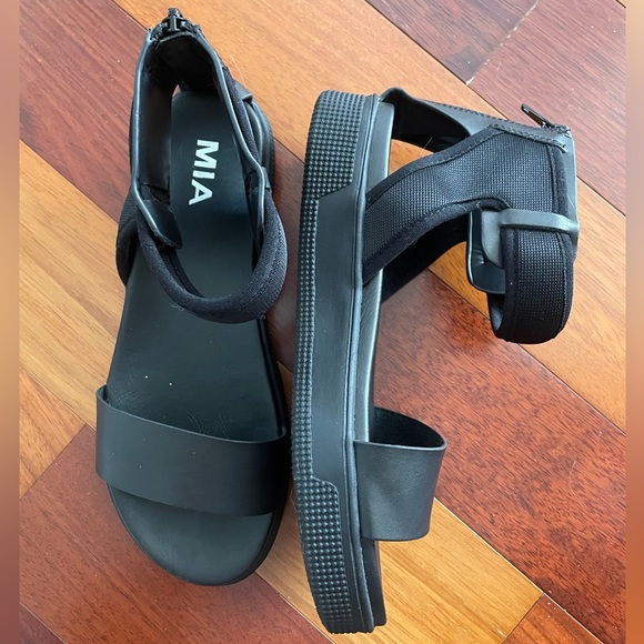 MIA Black Reed Platform Sandals - Picture 3 of 9